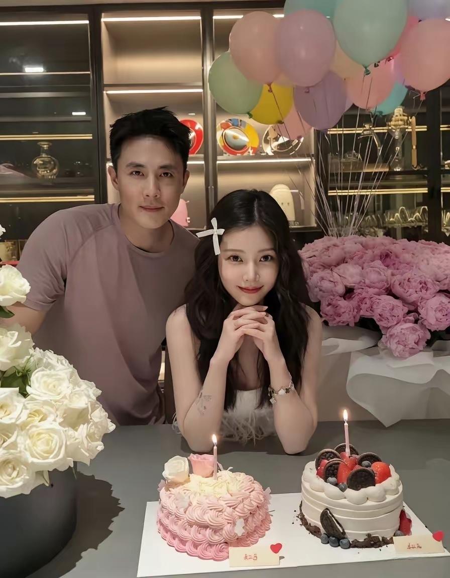 杜淳肯定是富养妻子了。

你能看出来这竟然是他老婆，而不是他女儿？