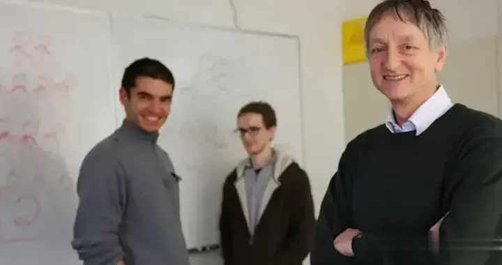 Hinton加入Scaling Law論戰，他不站學生Ilya