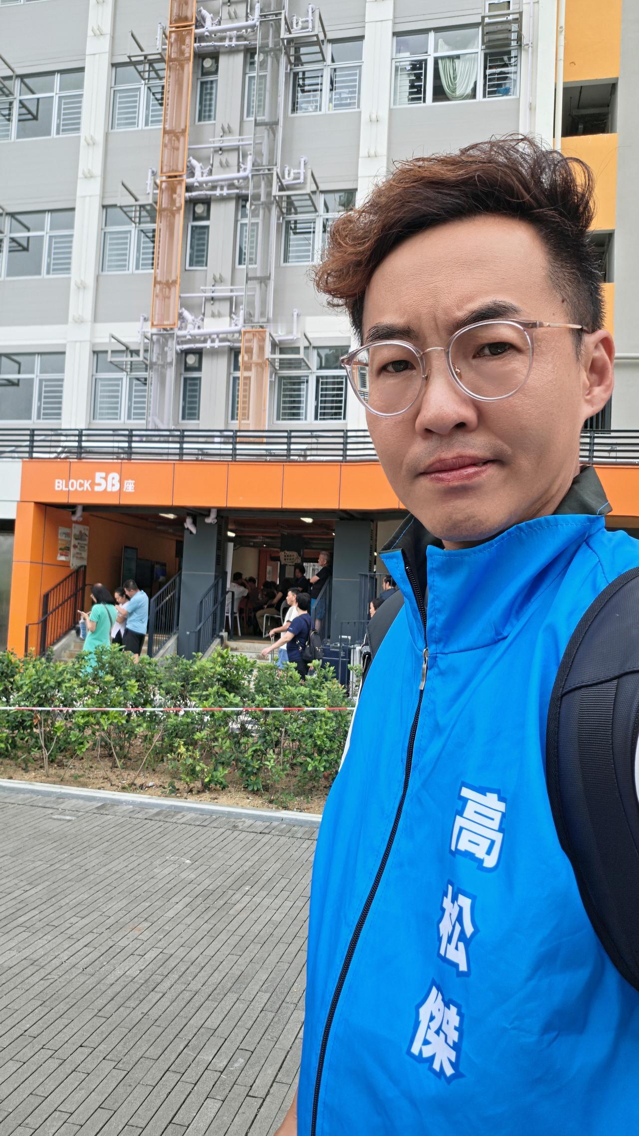 天气持续不稳定，天文台清晨黄色暴雨警告信号，至中午前取消。期间新界北部多处水浸。