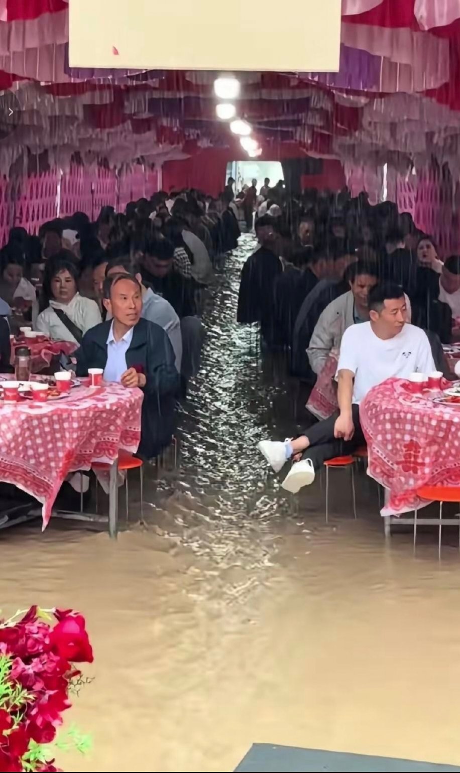 这日子选的，亲朋好友都很给面子。 