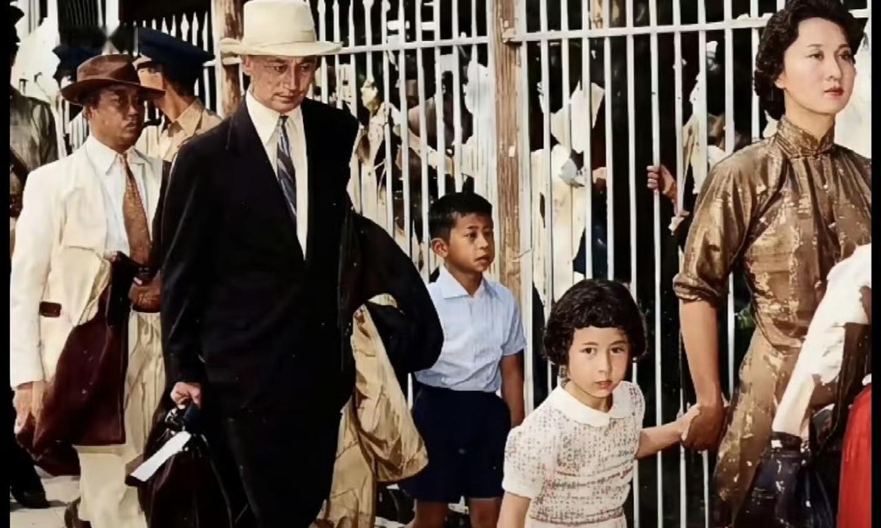 这才是AI的意义嘛！完美还原了“中国航天之父”一家人奔赴归国的真实一幕~

这张