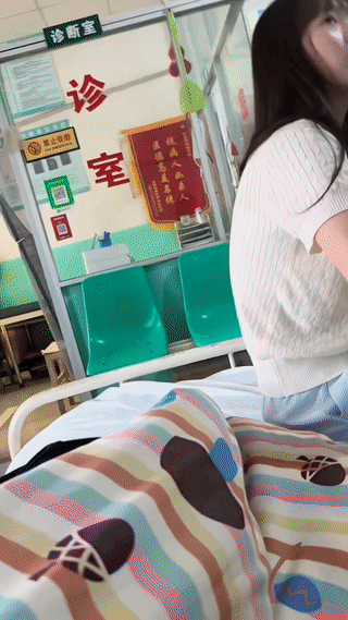 男子突然生病。
他的异地恋女朋友得知后专门请假坐车过来照顾他。
这让男子感到非常