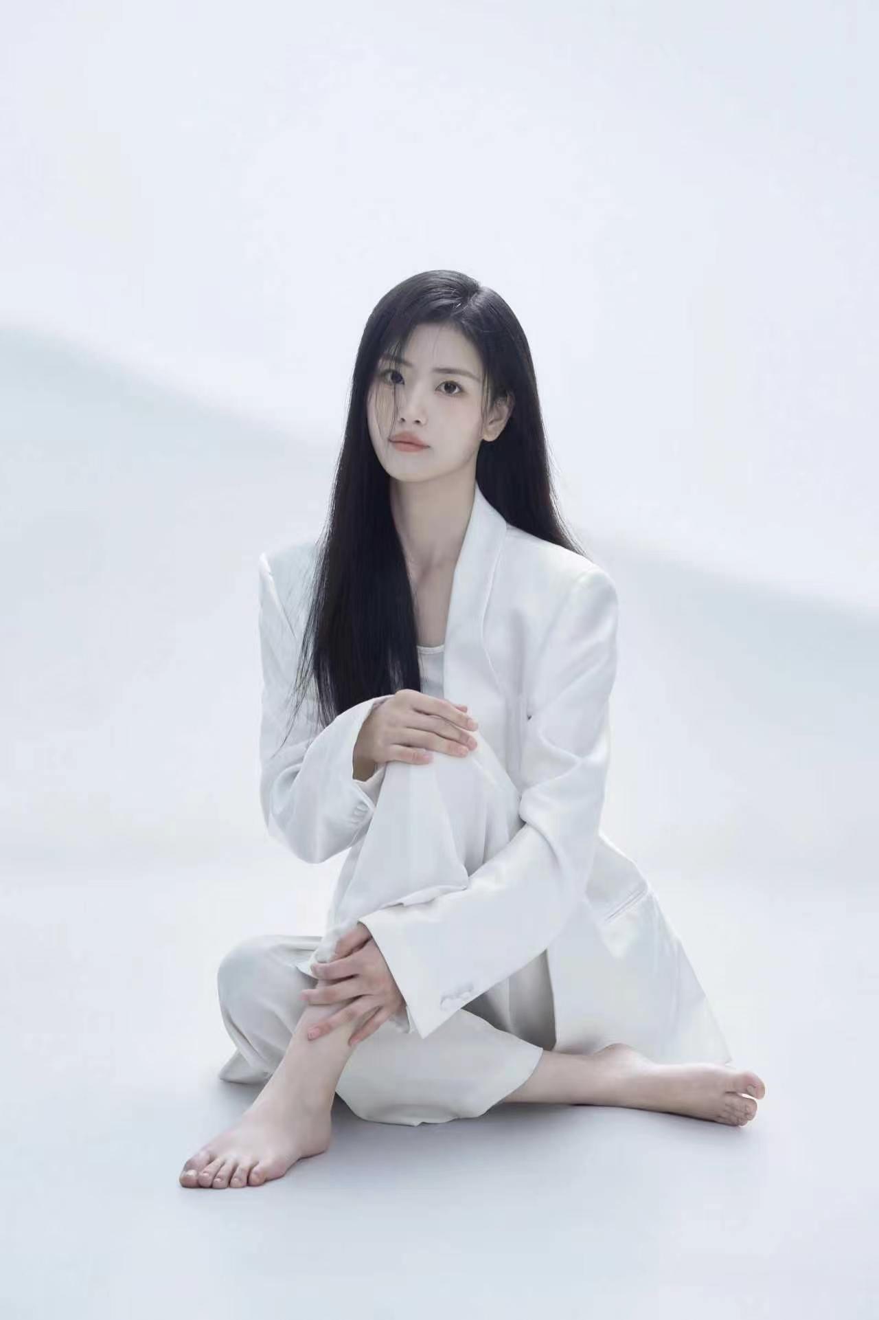 白色西装是职场的战袍，干净、利落、不容置疑。🤍💼 这组白色西装形象照，把女性