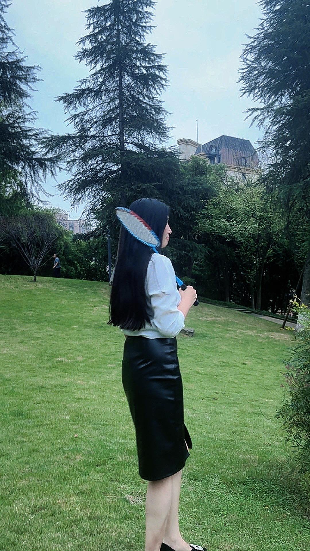 皮质短裙 户外穿搭分享 白衬衫 长发女生 御姐风