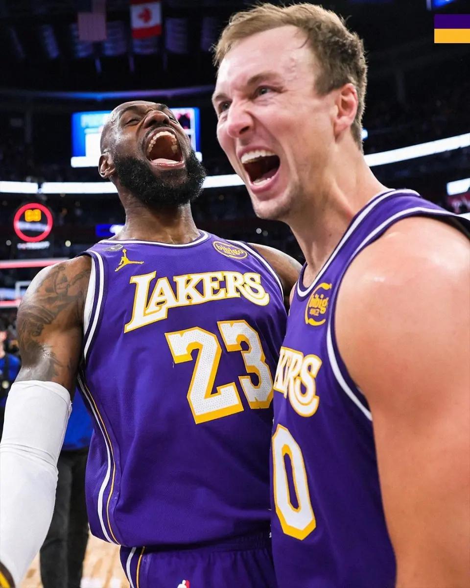 肯纳德打的比里弗斯更好，湖人关键卡位战太阳，半场不到，肯纳德内突外投，传球能力也