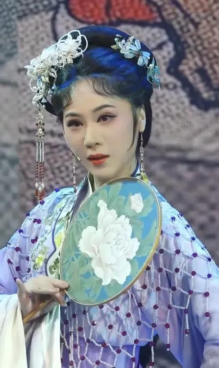 李旭丹表演的《西厢记.琴心》《柳毅传书》片段
值得肯定、值得表扬的是她原汁原味的