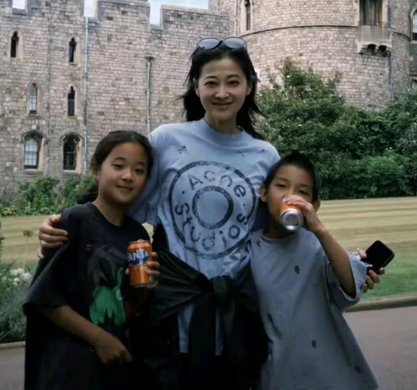 梅婷的儿女正面照被曝光
从这张合影来看，梅婷的女儿好美
而且长得像梅婷，讨人爱
