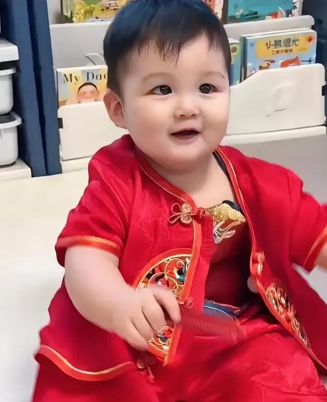 这娃在娘胎里时，就学过啥吧？这眼神太靓了，像个小人精似的。胎儿教育，营养又好 ，