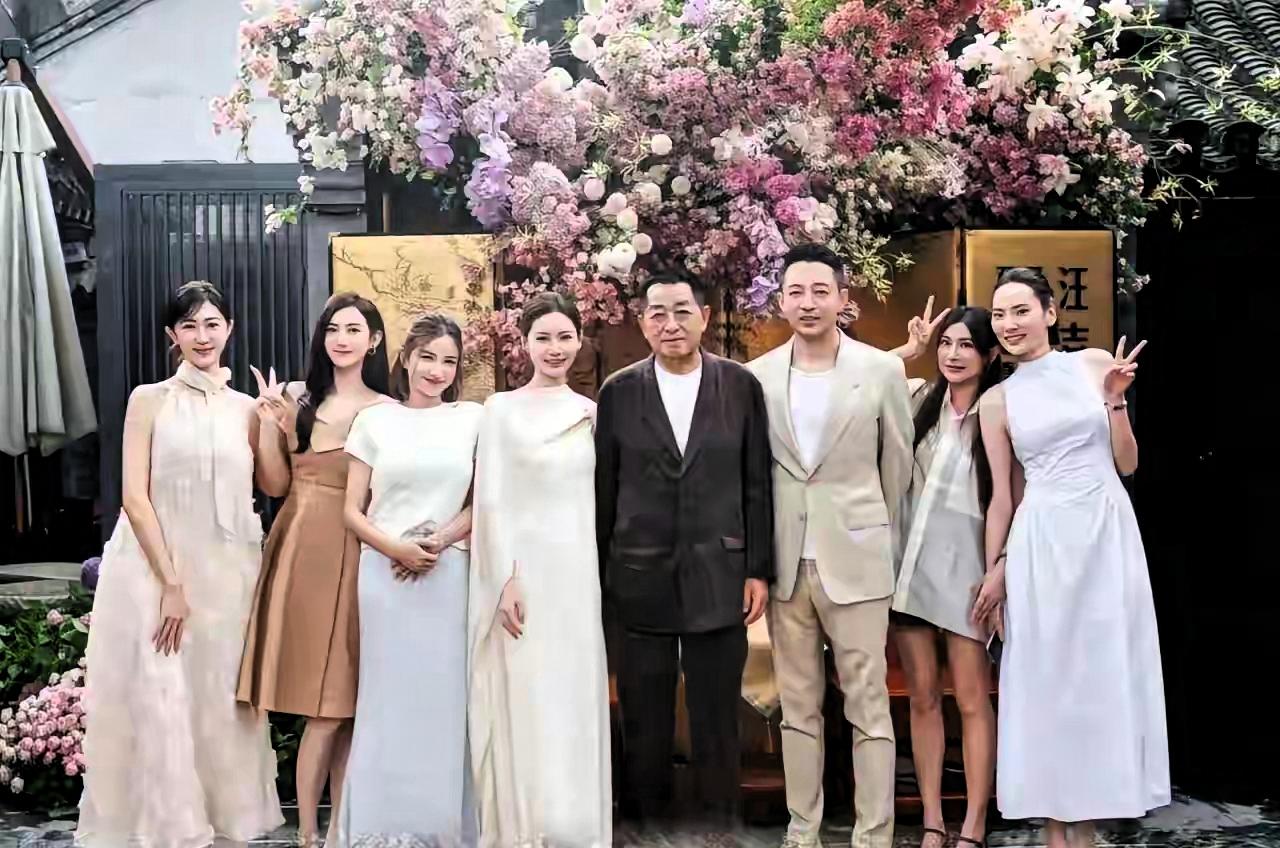 马筱梅的孩子,满百日了。
家里人全来了, 双方长辈, 谁没缺席, 婆婆公公在, 