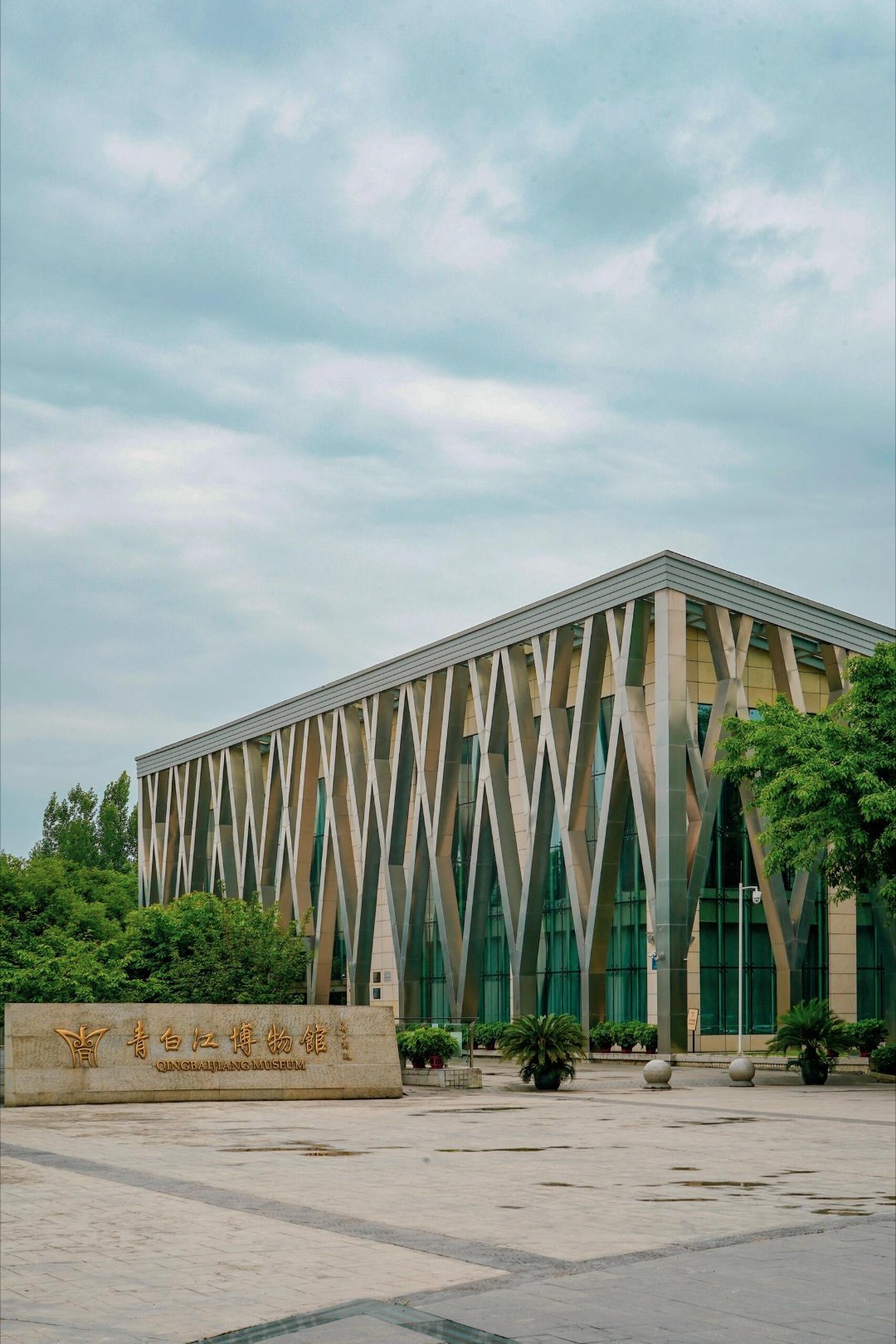 青白江博物馆：凤凰湖畔的千年古蜀秘藏 藏于成都青白江凤凰湖畔的青白江博物馆，是鲜