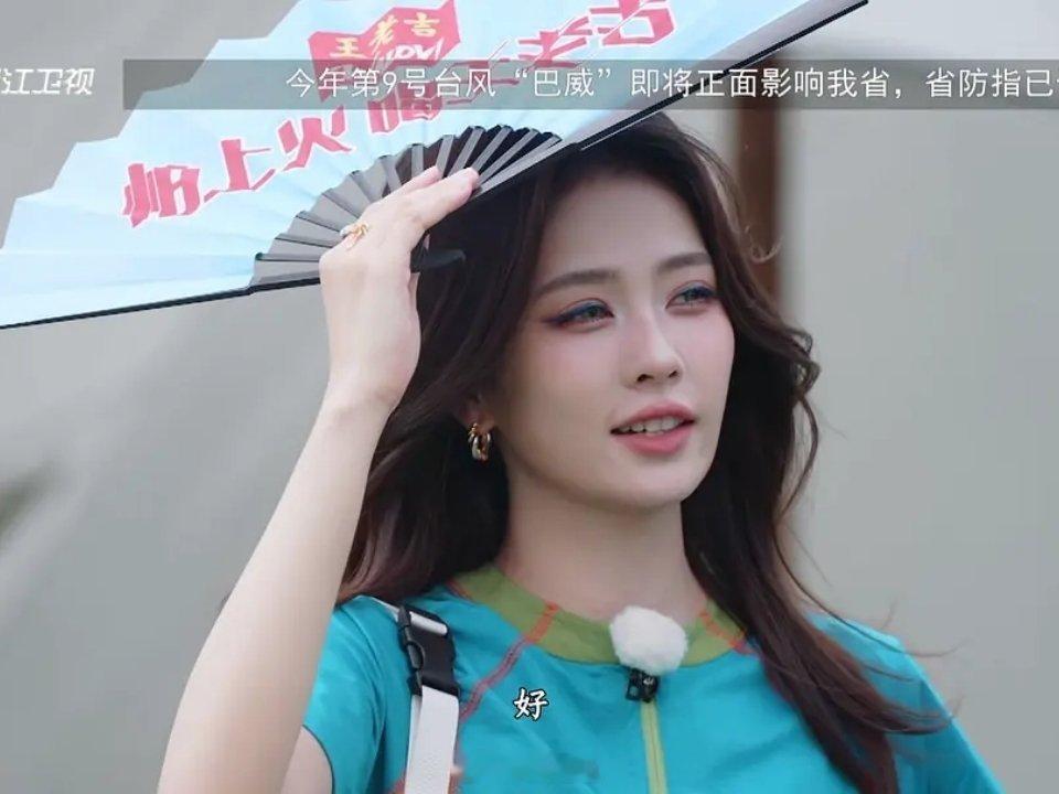 白鹿为什么这么喜欢大浓妆啊？跑男不是竞技类节目吗？每次都打扮得好用力。。。 
