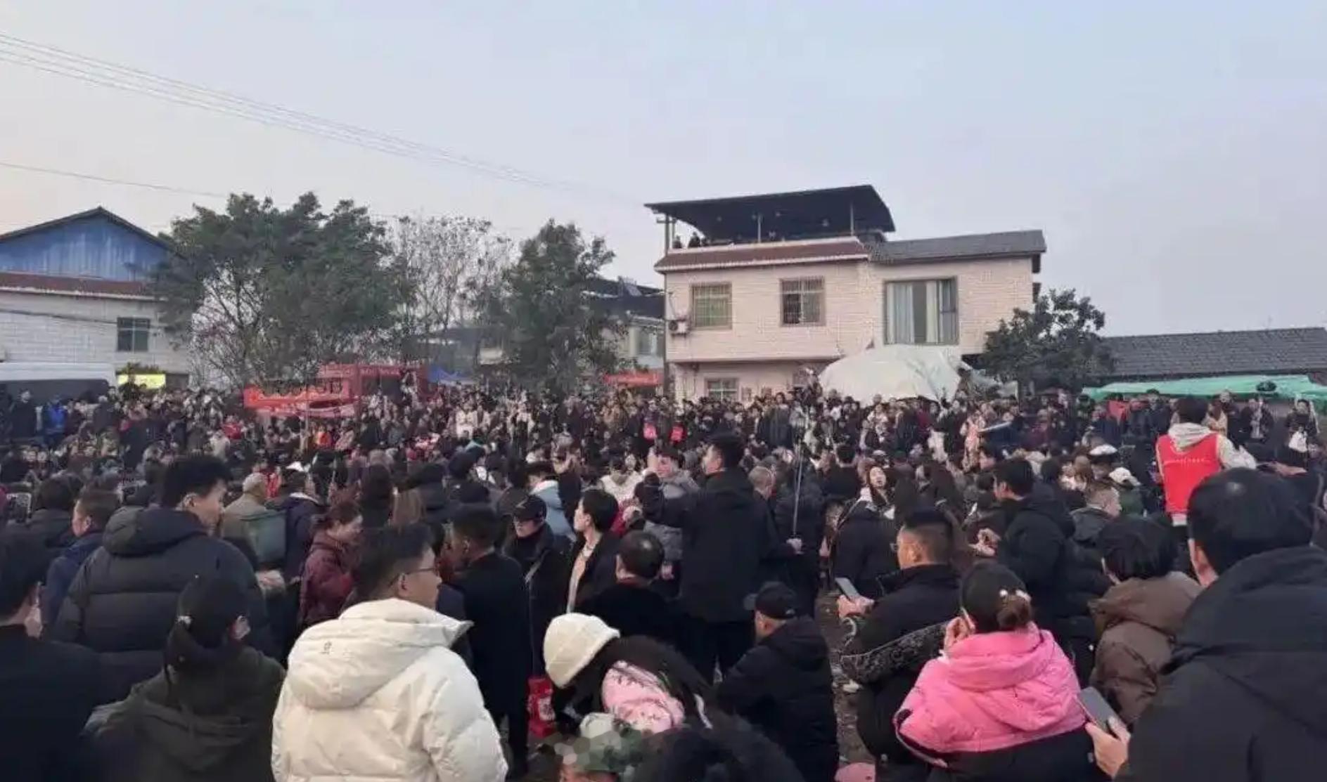 多地紧急叫停刨猪宴 盲目跟风办“刨猪宴”被叫停，是给流量热度的及时降温。很多组织