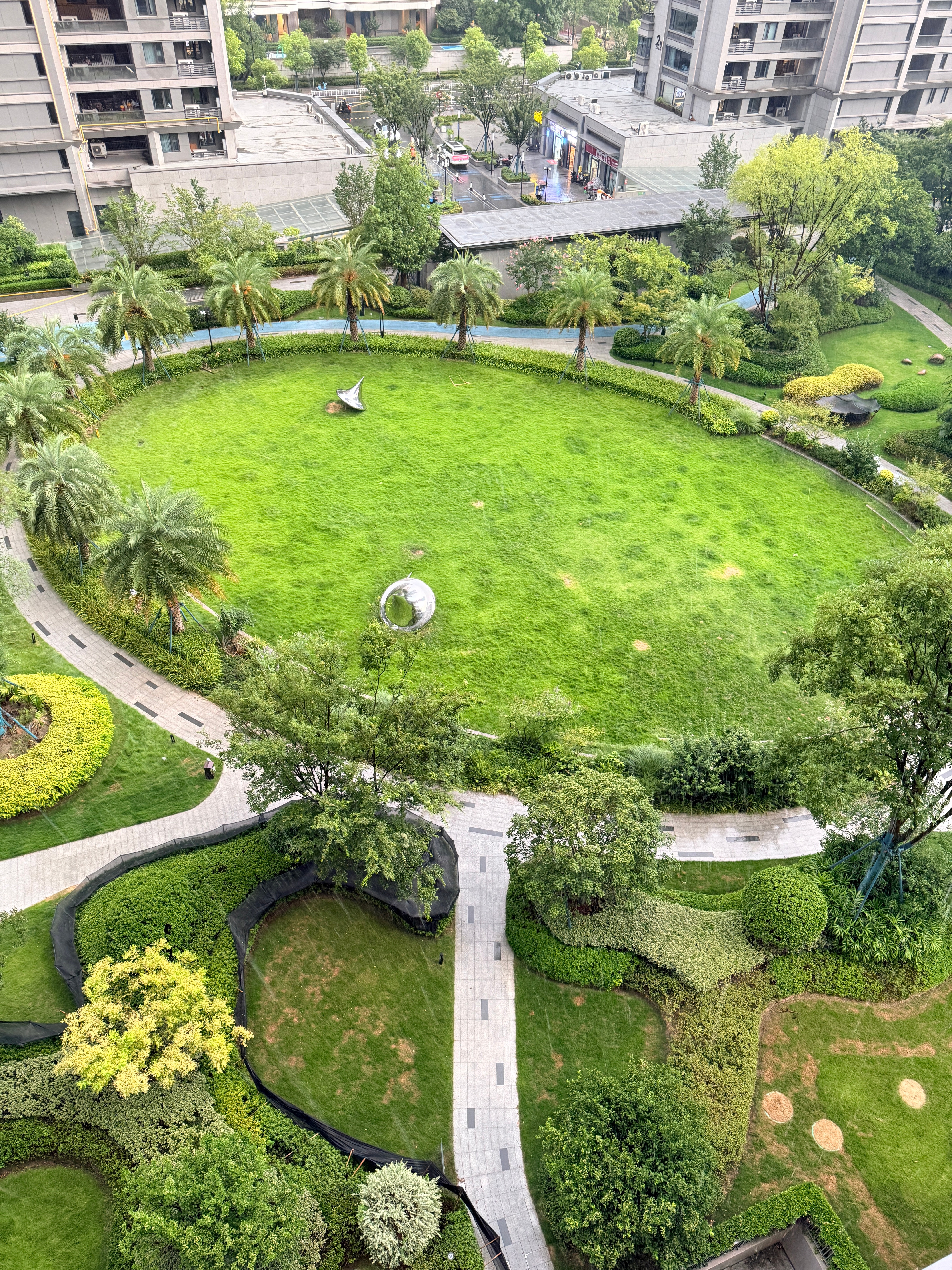 这杭州 与狗头萝莉不共戴天吗？怎么又下大暴雨？狗头萝莉