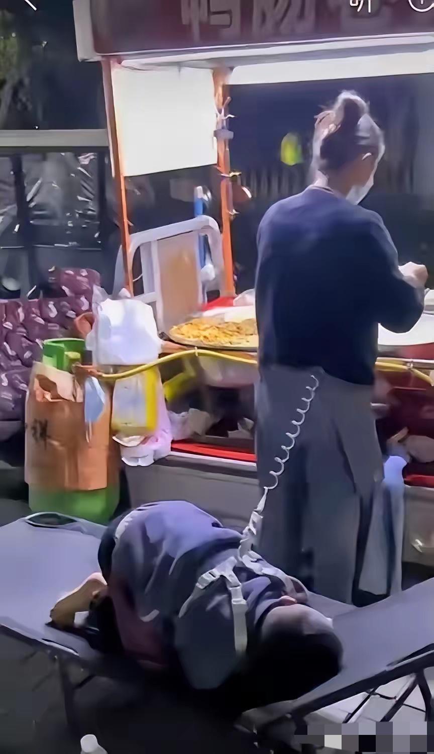 山东女子深夜带自闭症儿子摆摊，1男子试探着问：“我能免费吃碗凉皮吗？”女子愣了愣