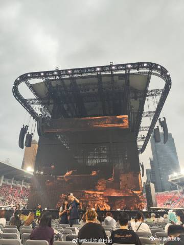 薛之谦就差把舞台建到地铁口了 今晚的广州站真的是一场极致的体验，93米的超宽舞台
