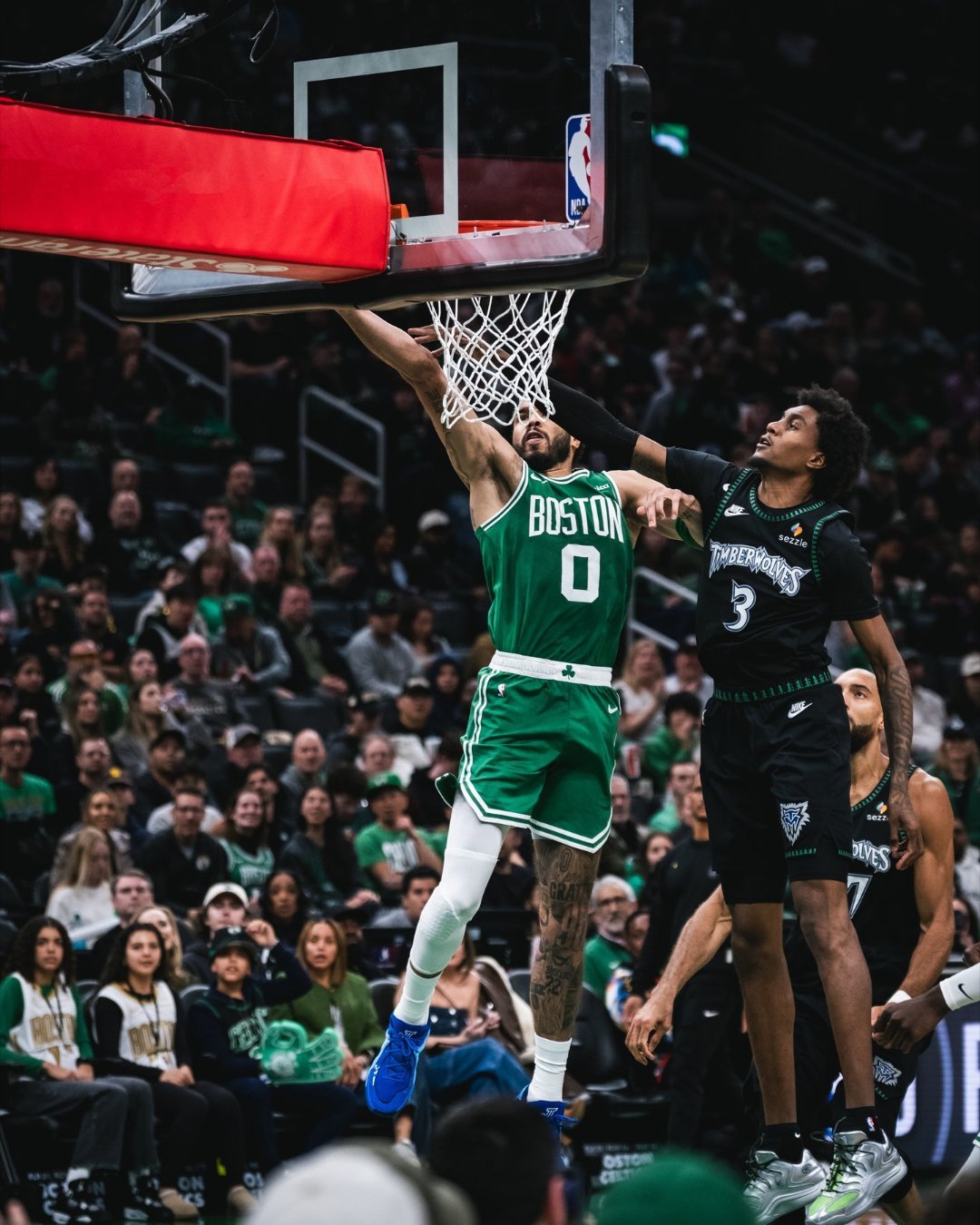 当被问及是否在这段恢复期里体谅、释怀自己时，塔图姆表示：“当下真的很难熬，对吧？