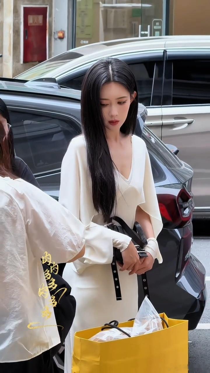孟子义黑长直千金感 谁懂啊！孟子义穿白裙配黑长直的样子，简直是从豪门小说里走出来