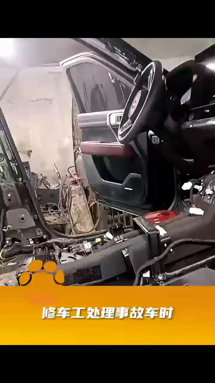 修车工处理事故车时被车辆的钢厚度震惊到了。网友：油没有一滴是白喝的。
1月07号