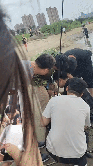 一男子玩路亚钓鱼甩杆时不小心被鱼钩，钩住了裤档？
差一点就钩到了要害部位！
他的
