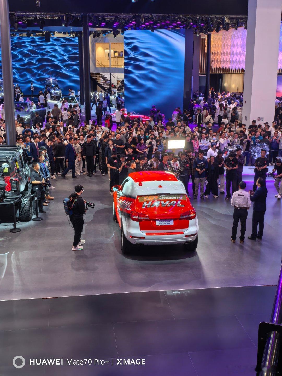 注意看魏总衬衫上的红色GF。先记住。