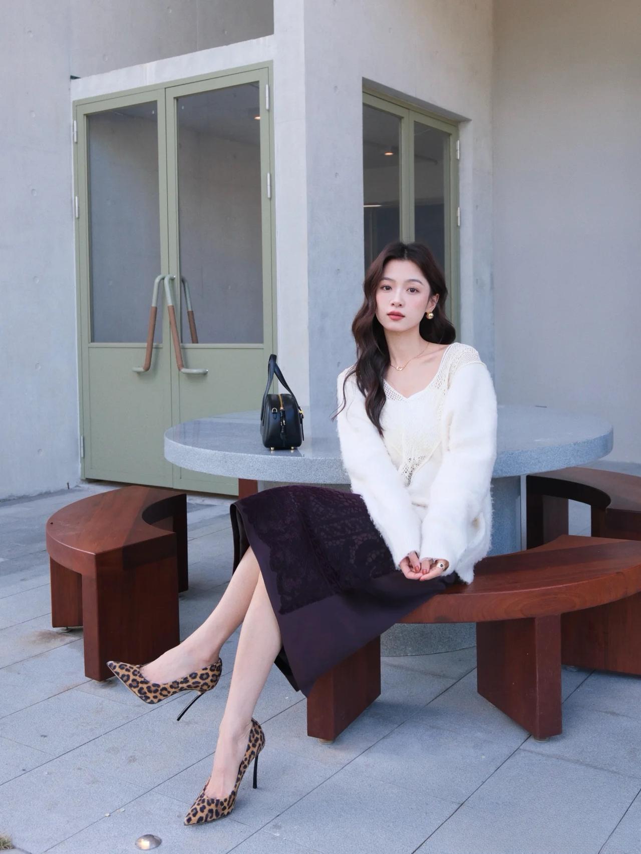 优雅气质，白色毛衣搭配黑色蕾丝裙，高跟鞋点缀，完美时尚。