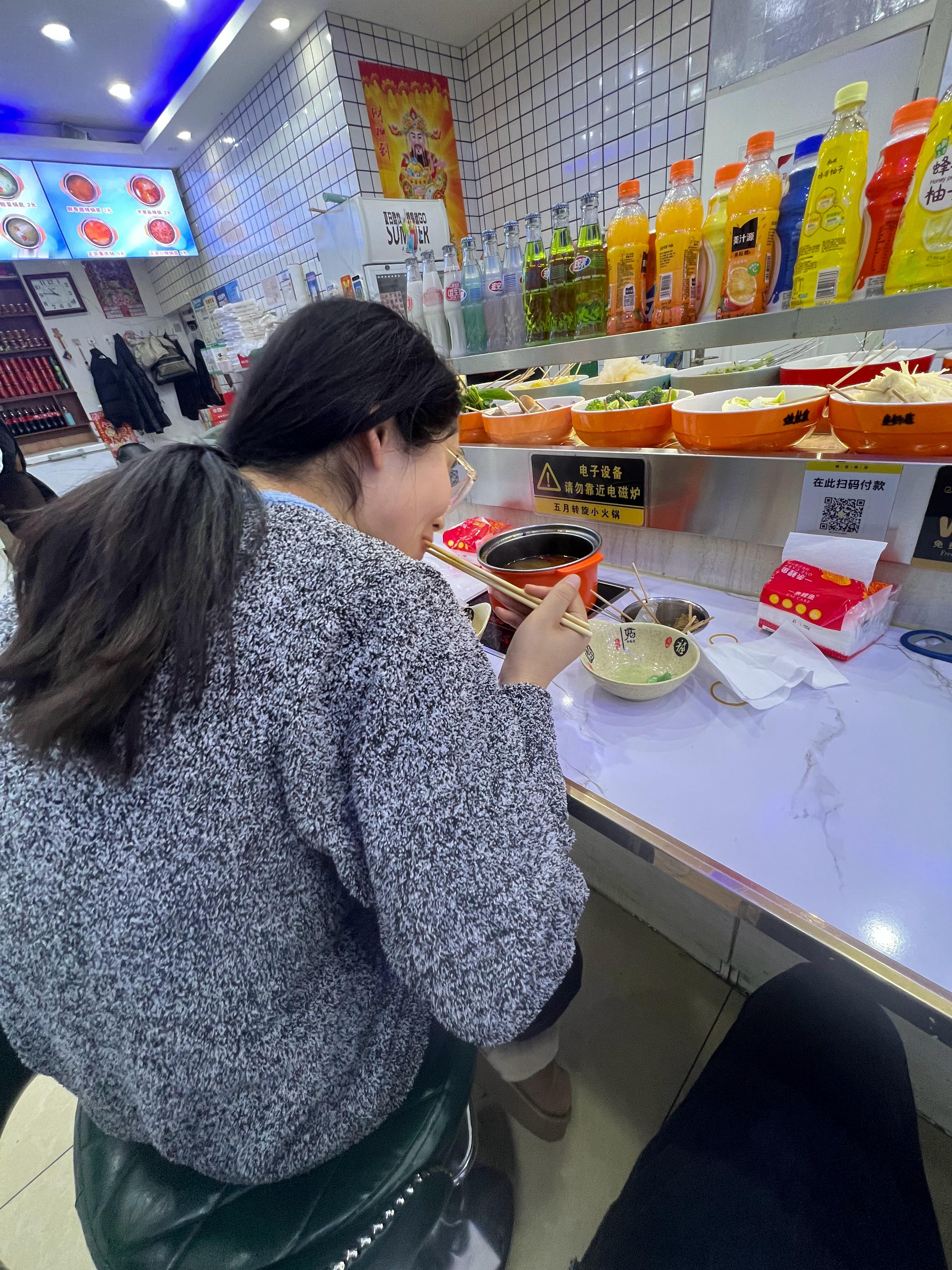 十一点，总监饿了突然想吃旋转小火锅然后我就带她去了不知道是修了多少年的福分才找到