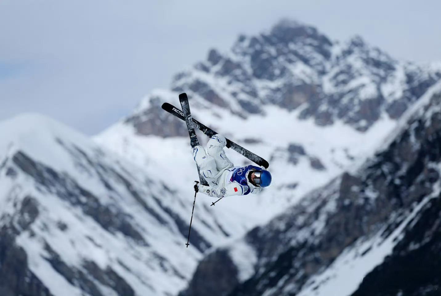 谷爱凌这套动作太丝滑刚刚结束自由式滑雪女子坡面障碍技巧决赛，谷爱凌凭借第一跳的8