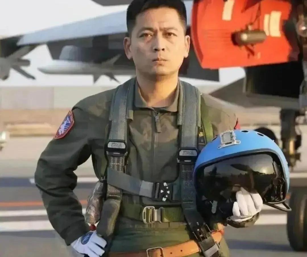 喜讯！日前，中央军委通令91548部队南阳籍舰载飞机试飞员杨勇记一等功！（为避开
