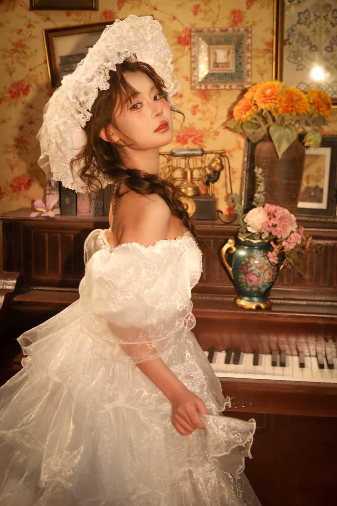 复古钢琴旁，优雅少女与花相伴，时光静好。最具风情的复古风美人 钢琴礼服女 海边钢