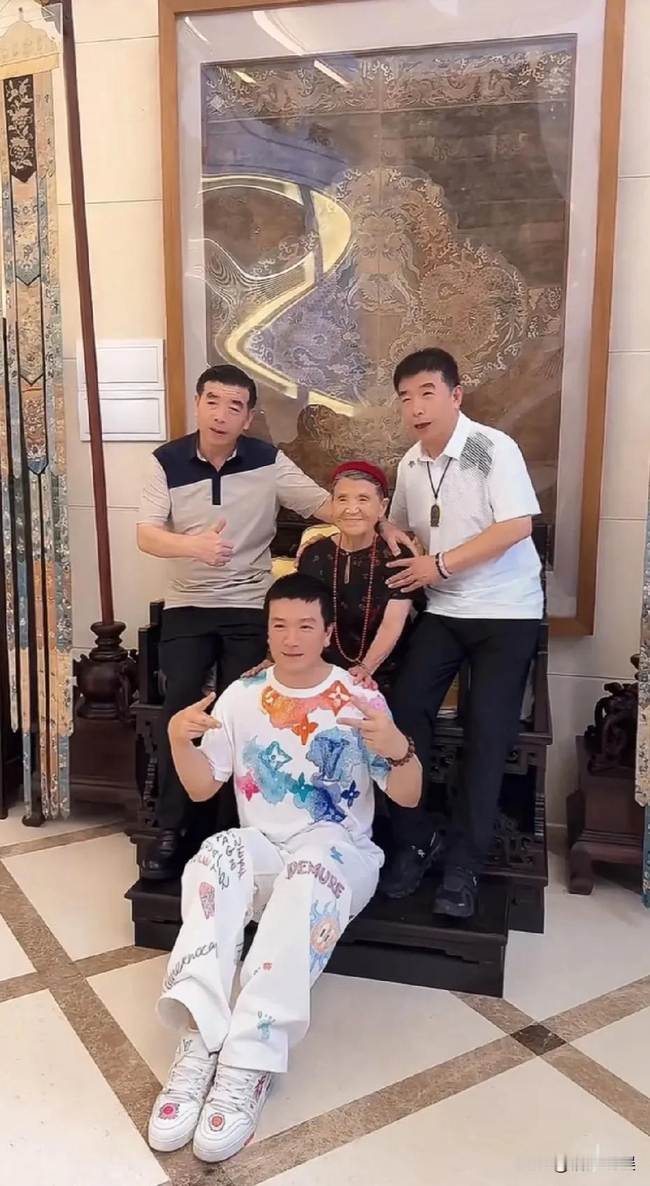杨子是真豪啊！
杨子搬新家了，好几层楼的独栋大别墅。乔迁这天，杨妈妈和哥哥姐姐还
