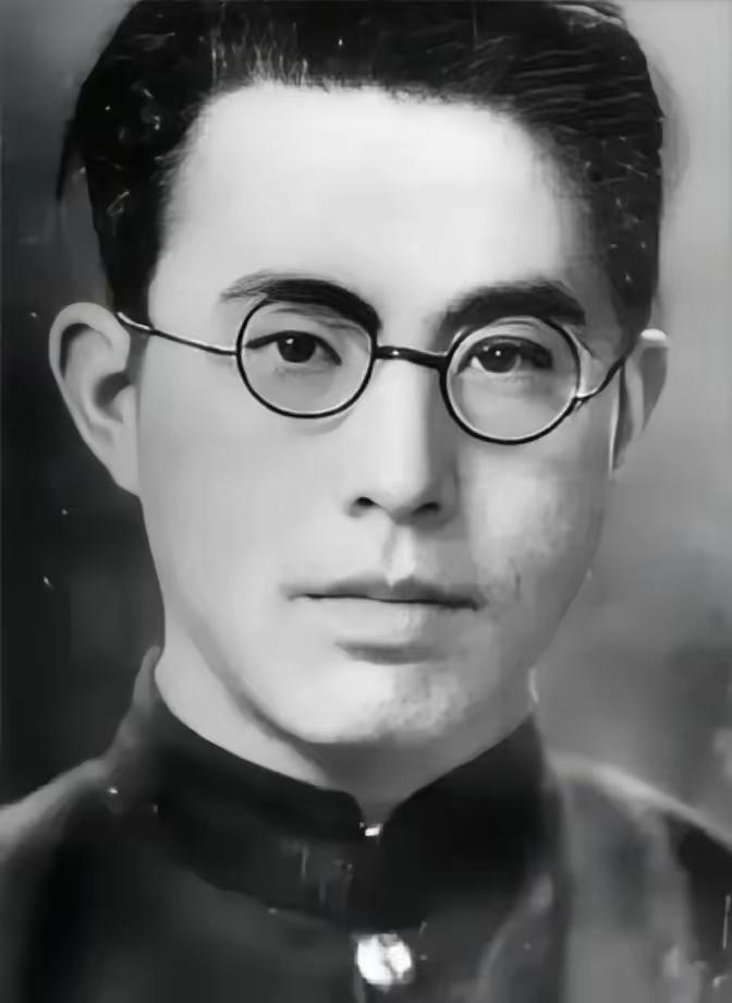 1942年，地下党郑文道求死未果被日军囚于医院。护士换药时总多给一张纱布，他猛然