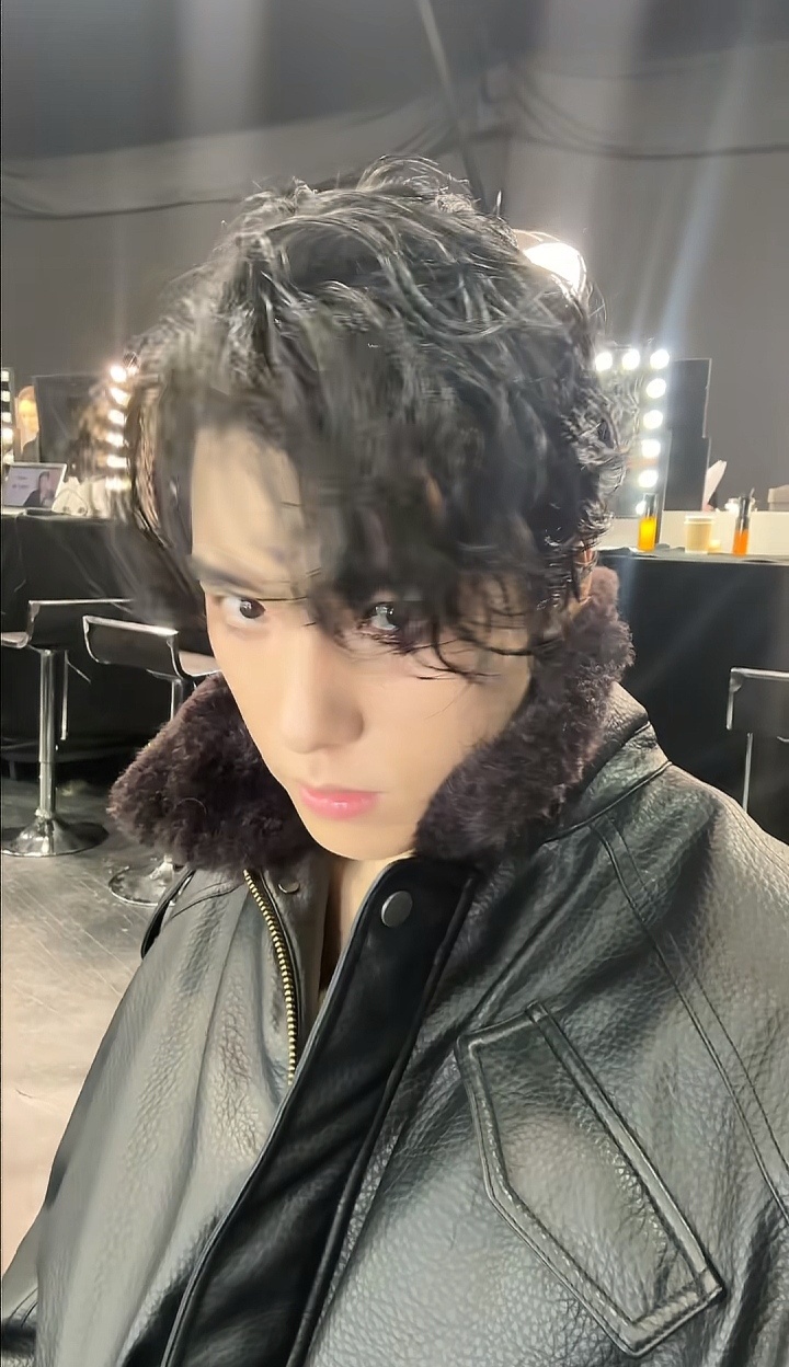 没认出来这是王子异这个发型像是被拉长的泡面 