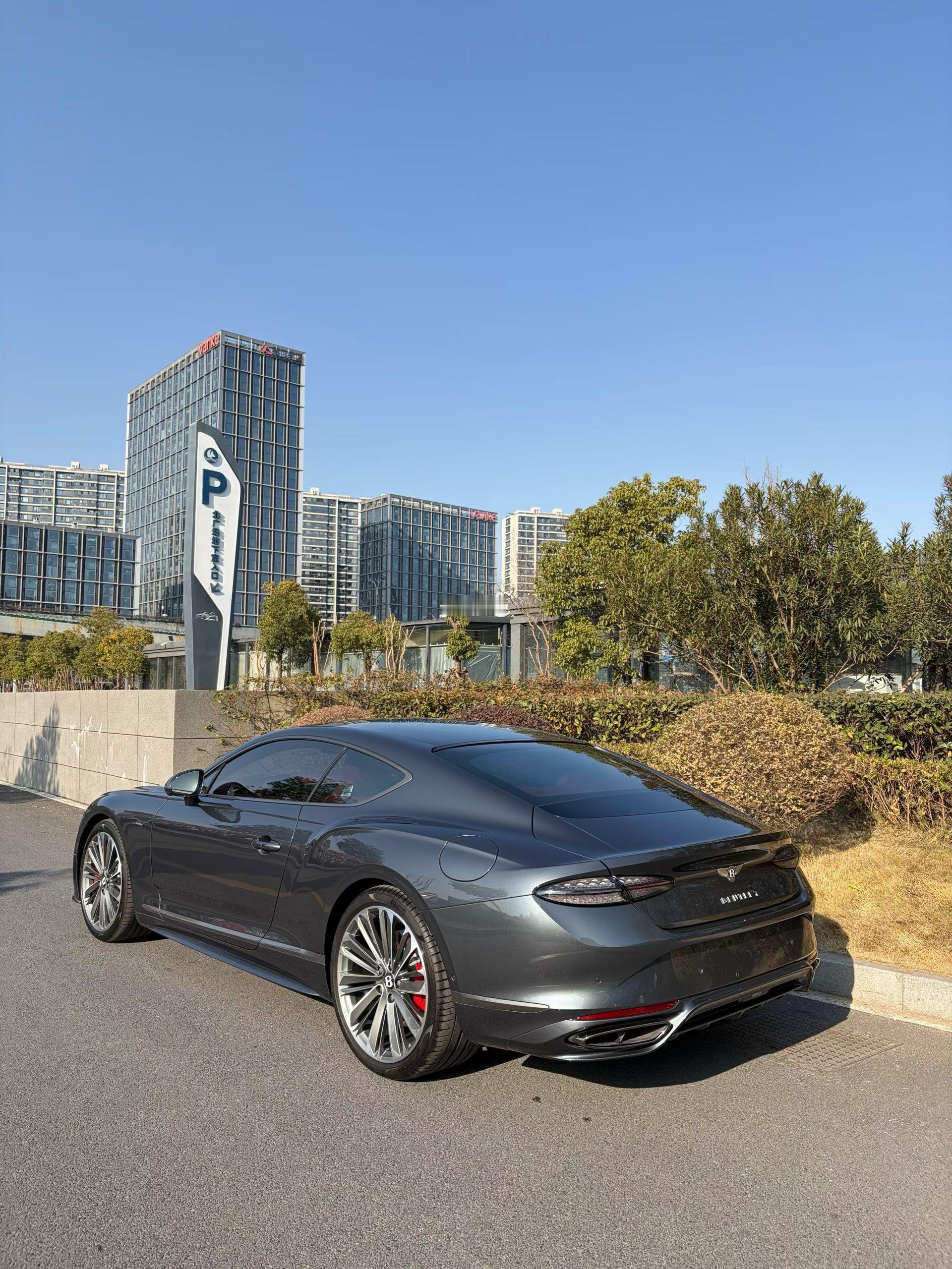 宾利欧陆GT Speed极致版迅雷蓝/热刺红/亚麻白带Naim大满配 