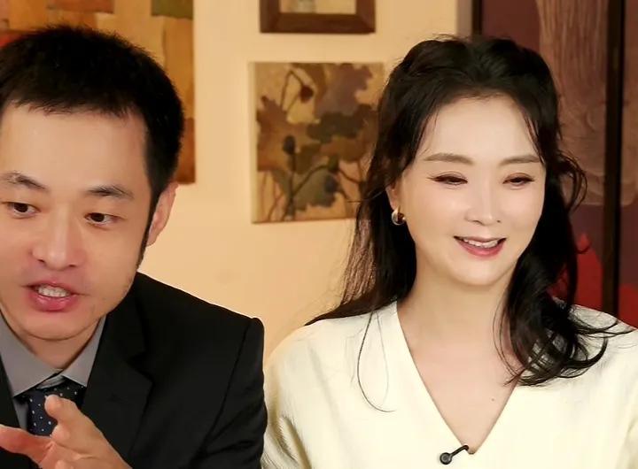 家里住着看见故宫的房子，这样的富婆儿也出来直播带货了。
演员王艳，自从嫁给房地产