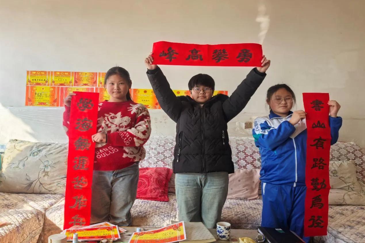 张学顺：看 到 希 望（1）

这学期期末考试，李可欣从班里第四名赶到了第一名，