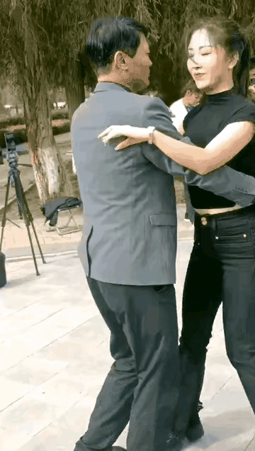 老王擅长舞蹈，尤其热衷于与美丽的女性共舞。在跳舞过程中，他常目不转睛地注视对方，