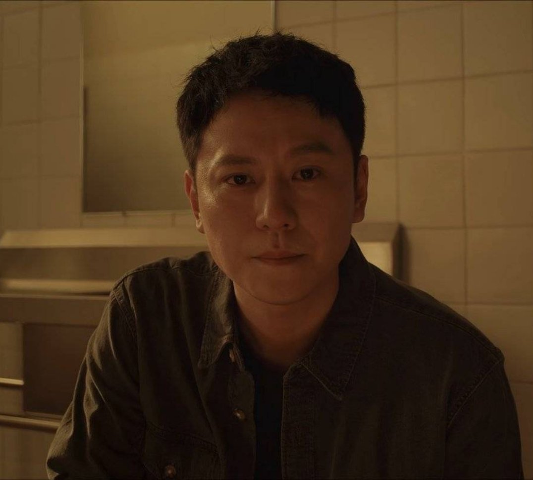 那么好的人设，这位哥哥那么年轻就已经又胖又油，完全没有演出让人意难平的感觉。钢铁