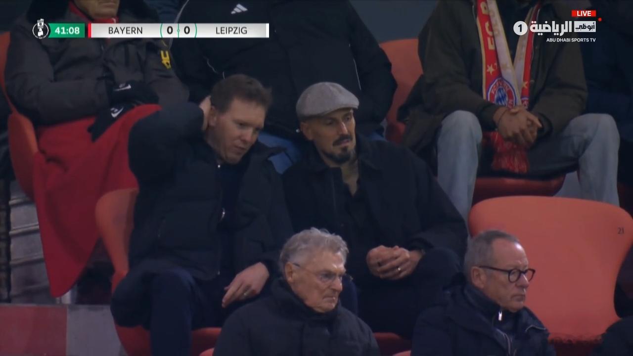 朱利安·納格爾斯曼和德國U-21國家隊主教練——安東尼奧·迪薩爾沃，出現在安聯球