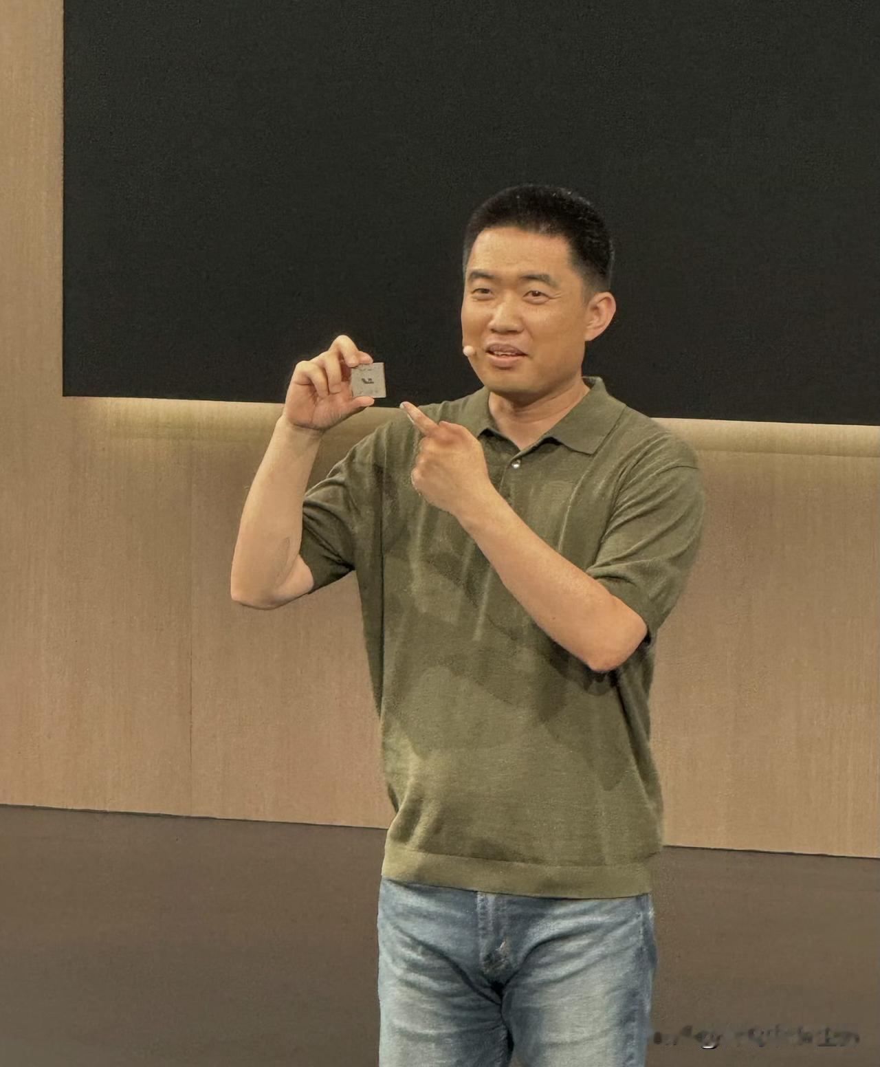 李想也举起了自研芯片。

还特意要求现场媒体给他拍张照片，不然网上都是他举桌子的