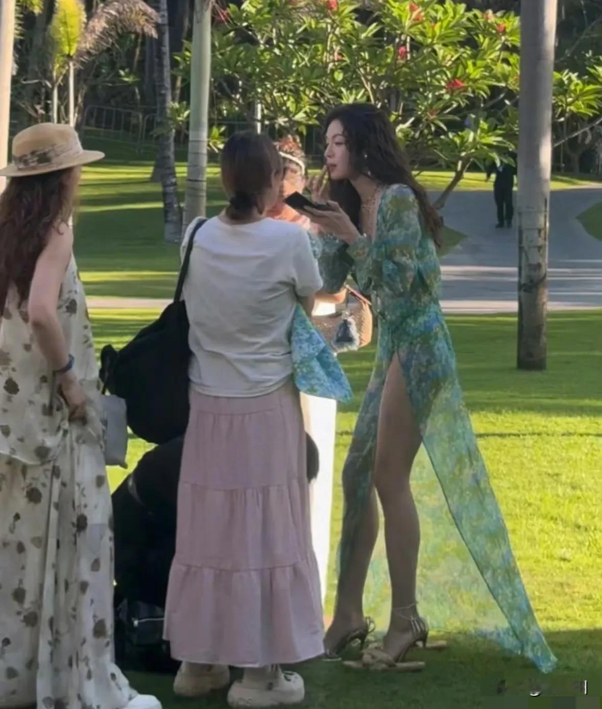 钟楚曦身材火辣度爆表，真的给人一种气血充盈的匀称美，1米7身高比例逆天，罩衫若隐
