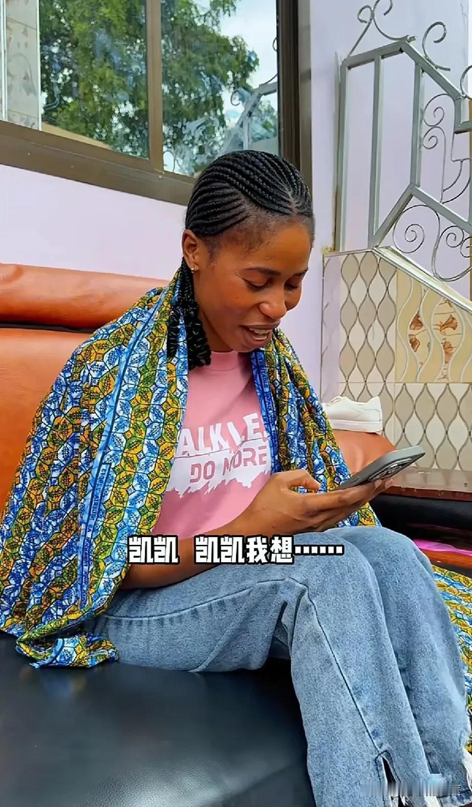 拉乌与婆婆视频通话时，看到宝贝儿子凯凯时，那句满含深情的“凯凯，凯凯，凯凯，我想