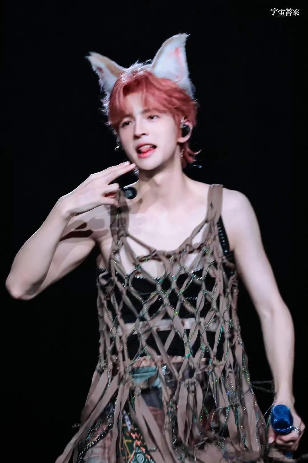 跟🥭决裂后，蒲熠星现在的演唱会是这样的。 