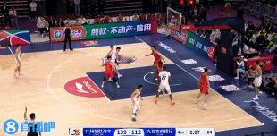 今晚广州男篮主场大胜吉林男篮的比赛结束前，场上险些发生冲突：广州男篮大外援克劳福