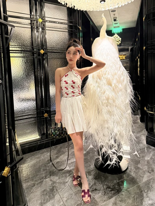 在南京吃白孔雀泰餐的Lv樱桃女孩儿 🍒
