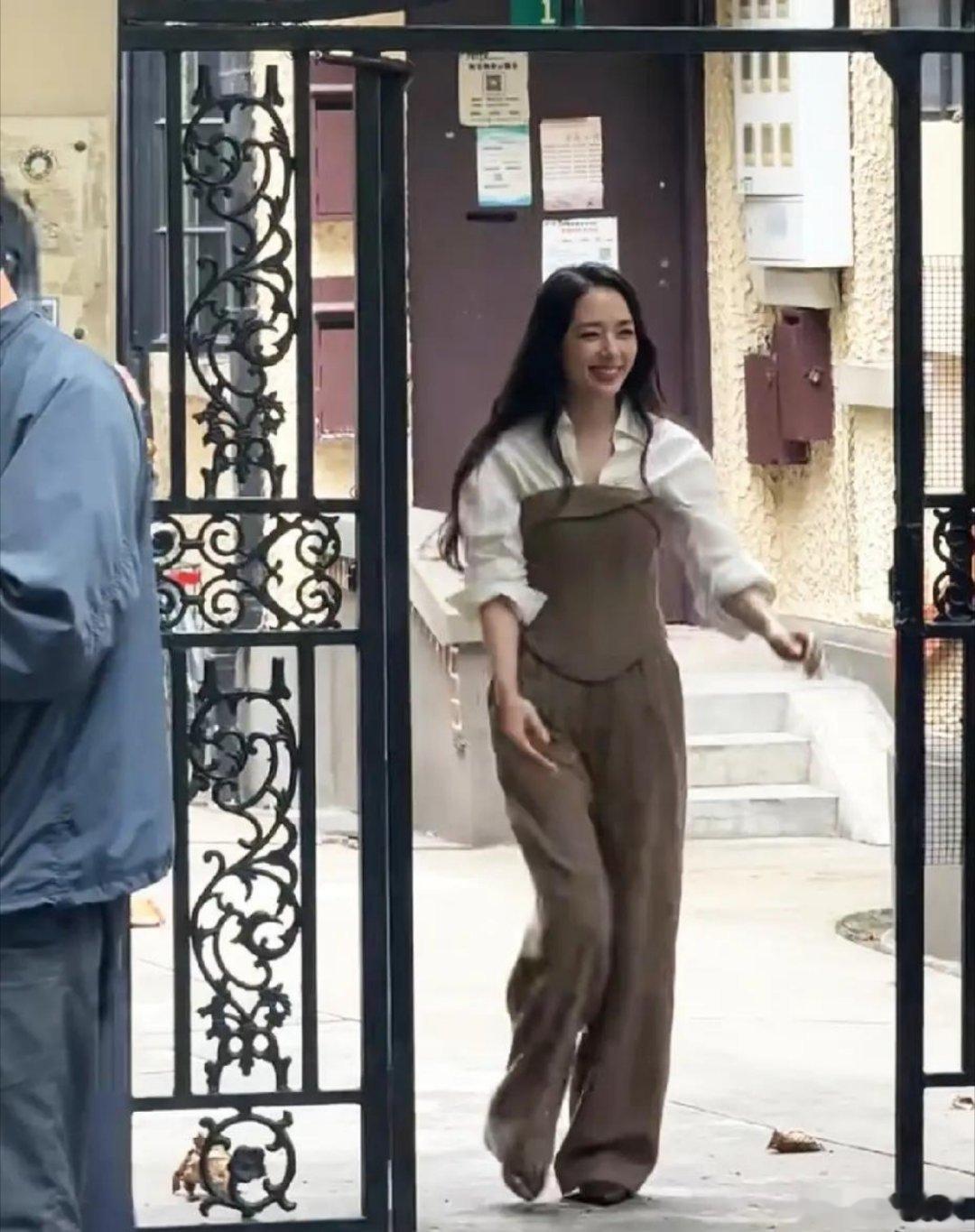 有网友在上海街头偶遇郭碧婷，她真的好漂亮她是四分之一混血，结合得恰到好处 ​​​