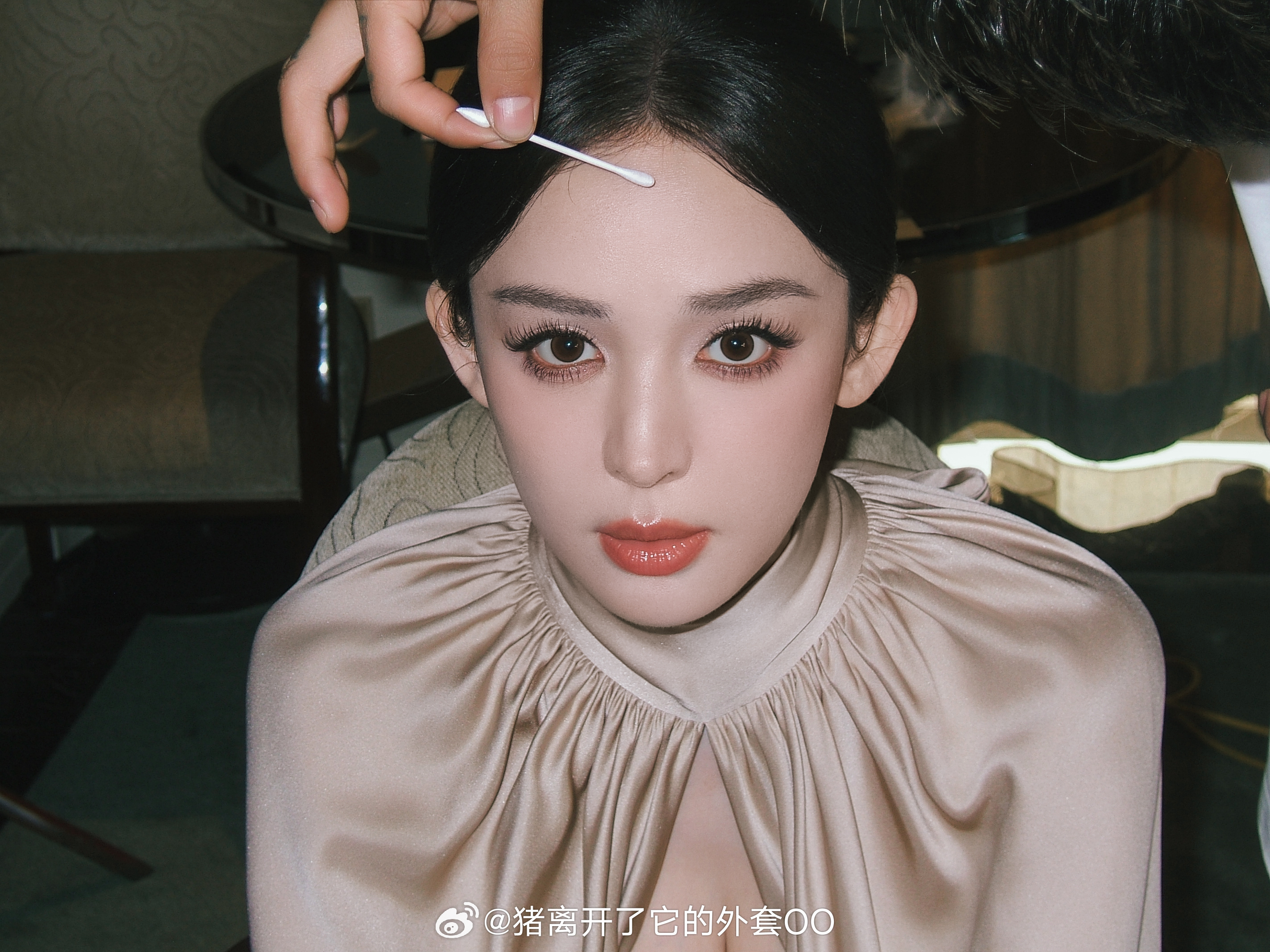 娜扎大帽檐娜扎挂脖羊腿袖造型娜扎今日线下活动造型，冷艳又高贵优雅，美得我倒吸一口