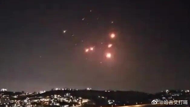 凤凰新闻【伊朗袭击以色列，亮出新武器】据央视新闻，当地时间19日，伊朗军方发布公