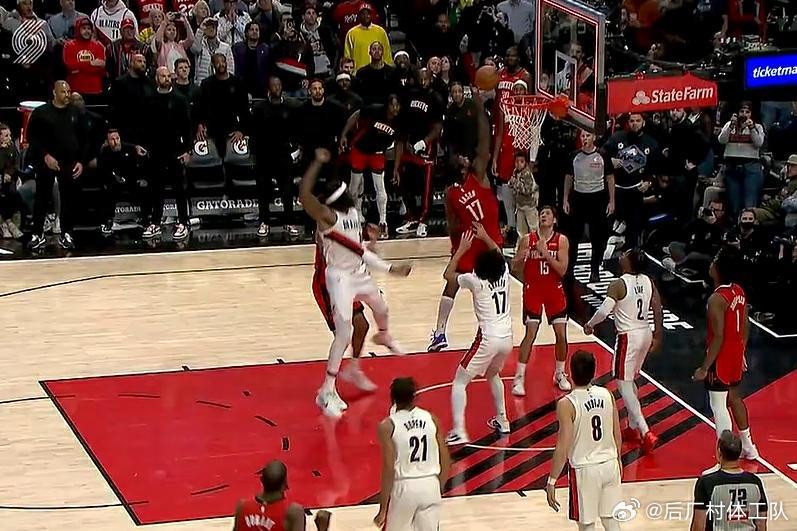 伊森绝杀超时 杜兰特绝杀不中，伊森补篮成功，但裁判回看，伊森点那一下的时候灯已经