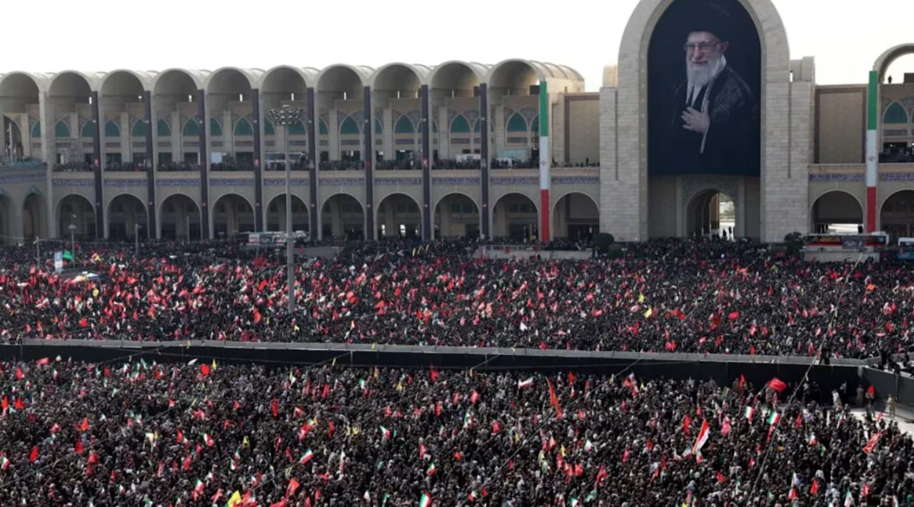 7月4日奇景：美国大搞“自由250”，伊朗开启复仇国葬！
7月4日，美国迎来建国