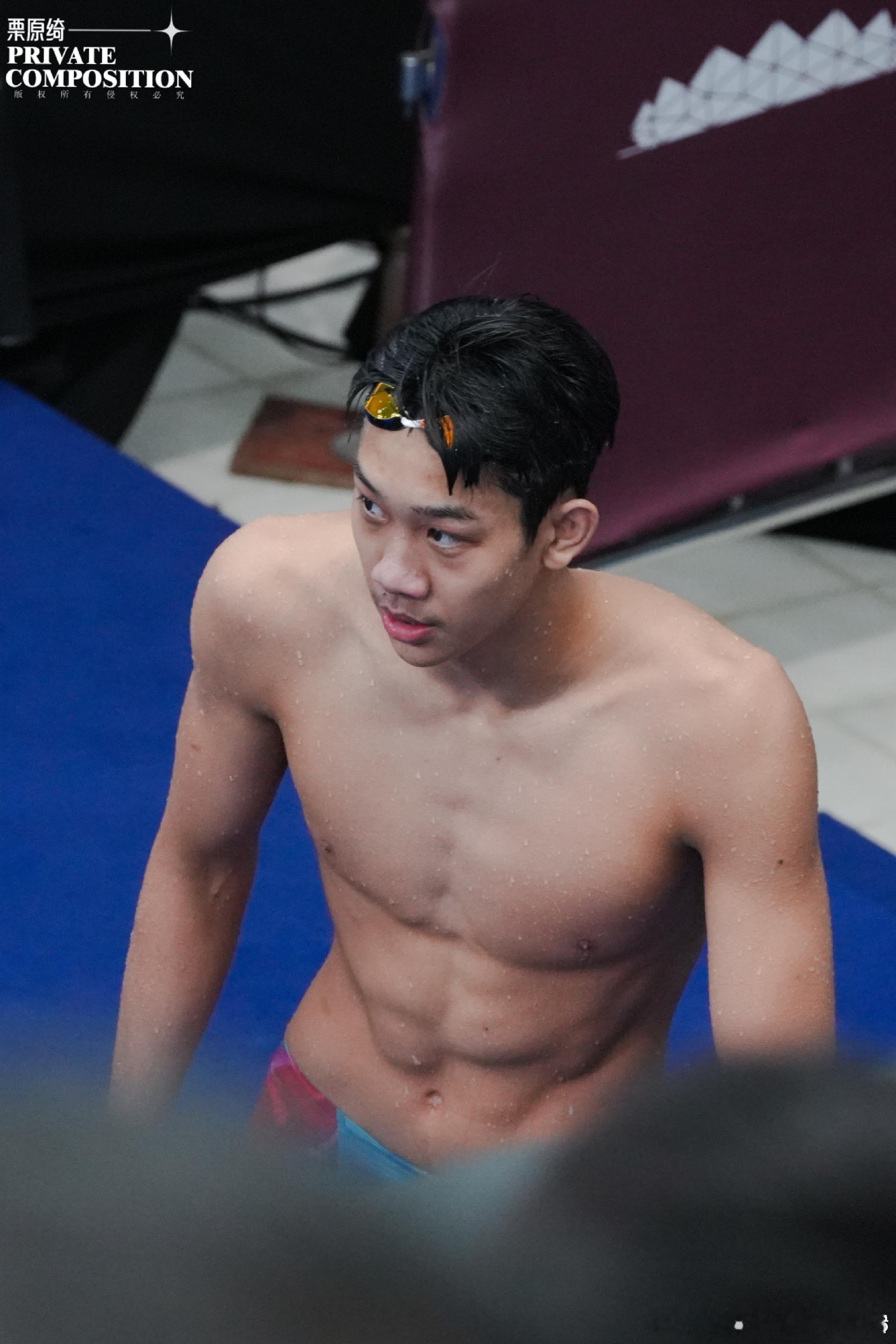 真被张展硕的反差萌笑坏了，这位18岁的青岛小伙，长了一张稚气未脱的脸，眼神清澈，